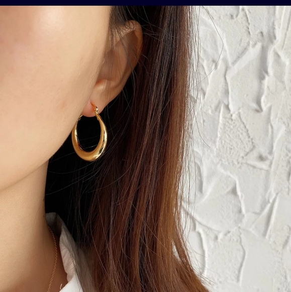 Stylish 18K Gold Plated Hoop Earrings | Quality Jewelry - Picture 1 of 4